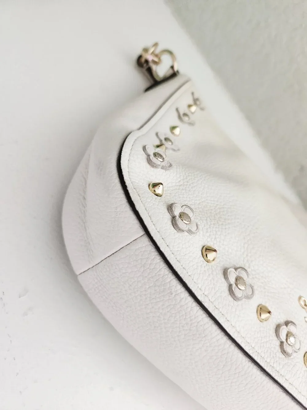 Euc Coach Floral Studded Chalk Leather Crossbody Bag PUrse